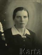 Druga połowa lat 30. do 1941, Kozienice, Polska.
Portret kobiety w białej bluzce i ciemnym swetrze.
Zdjęcie wykonane w atelier fotograficznym żydowskiego fotografa Chaima Bernemana. Przed wojną zakład mieścił się w Kozienicach na rogu ulic Warszawskiej i Maciejowickiej, przed wybuchem wojny albo już w czasie niemieckiej okupacji  został przeniesiony na ulicę Lubelską 13. Cała kolekcja jest datowana na okres od drugiej połowy lat 30-tych do roku 1941, kiedy Chaim Berneman wraz z rodziną został zesłany do obozu pracy w Wolanowie. Berneman zmarł po ucieczce z obozu.
Fot. Chaim Berneman (Chaim Berman), zbiory Ośrodka KARTA