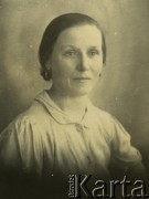 Druga połowa lat 30. do 1941, Kozienice, Polska.
Portret kobiety w białej bluzce.
Zdjęcie wykonane w atelier fotograficznym żydowskiego fotografa Chaima Bernemana. Przed wojną zakład mieścił się w Kozienicach na rogu ulic Warszawskiej i Maciejowickiej, przed wybuchem wojny albo już w czasie niemieckiej okupacji  został przeniesiony na ulicę Lubelską 13. Cała kolekcja jest datowana na okres od drugiej połowy lat 30-tych do roku 1941, kiedy Chaim Berneman wraz z rodziną został zesłany do obozu pracy w Wolanowie. Berneman zmarł po ucieczce z obozu.
Fot. Chaim Berneman (Chaim Berman), zbiory Ośrodka KARTA