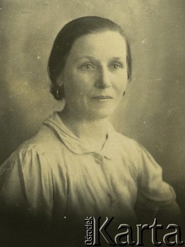 Druga połowa lat 30. do 1941, Kozienice, Polska.
Portret kobiety w białej bluzce.
Zdjęcie wykonane w atelier fotograficznym żydowskiego fotografa Chaima Bernemana. Przed wojną zakład mieścił się w Kozienicach na rogu ulic Warszawskiej i Maciejowickiej, przed wybuchem wojny albo już w czasie niemieckiej okupacji  został przeniesiony na ulicę Lubelską 13. Cała kolekcja jest datowana na okres od drugiej połowy lat 30-tych do roku 1941, kiedy Chaim Berneman wraz z rodziną został zesłany do obozu pracy w Wolanowie. Berneman zmarł po ucieczce z obozu.
Fot. Chaim Berneman (Chaim Berman), zbiory Ośrodka KARTA