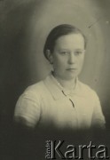 Druga połowa lat 30. do 1941, Kozienice, Polska.
Portret młodej kobiety w białej bluzce.
Zdjęcie wykonane w atelier fotograficznym żydowskiego fotografa Chaima Bernemana. Przed wojną zakład mieścił się w Kozienicach na rogu ulic Warszawskiej i Maciejowickiej, przed wybuchem wojny albo już w czasie niemieckiej okupacji  został przeniesiony na ulicę Lubelską 13. Cała kolekcja jest datowana na okres od drugiej połowy lat 30-tych do roku 1941, kiedy Chaim Berneman wraz z rodziną został zesłany do obozu pracy w Wolanowie. Berneman zmarł po ucieczce z obozu.
Fot. Chaim Berneman (Chaim Berman), zbiory Ośrodka KARTA