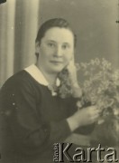 Druga połowa lat 30. do 1941, Kozienice, Polska.
Portret dziewczyny w ciemnej sukience z białym kołnierzykiem.
Zdjęcie wykonane w atelier fotograficznym żydowskiego fotografa Chaima Bernemana. Przed wojną zakład mieścił się w Kozienicach na rogu ulic Warszawskiej i Maciejowickiej, przed wybuchem wojny albo już w czasie niemieckiej okupacji  został przeniesiony na ulicę Lubelską 13. Cała kolekcja jest datowana na okres od drugiej połowy lat 30-tych do roku 1941, kiedy Chaim Berneman wraz z rodziną został zesłany do obozu pracy w Wolanowie. Berneman zmarł po ucieczce z obozu.
Fot. Chaim Berneman (Chaim Berman), zbiory Ośrodka KARTA