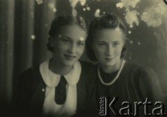 Druga połowa lat 30. do 1941, Kozienice, Polska.
Portret dwóch dziewczyn.
Zdjęcie wykonane w atelier fotograficznym żydowskiego fotografa Chaima Bernemana. Przed wojną zakład mieścił się w Kozienicach na rogu ulic Warszawskiej i Maciejowickiej, przed wybuchem wojny albo już w czasie niemieckiej okupacji  został przeniesiony na ulicę Lubelską 13. Cała kolekcja jest datowana na okres od drugiej połowy lat 30-tych do roku 1941, kiedy Chaim Berneman wraz z rodziną został zesłany do obozu pracy w Wolanowie. Berneman zmarł po ucieczce z obozu.
Fot. Chaim Berneman (Chaim Berman), zbiory Ośrodka KARTA