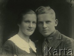 Druga połowa lat 30. do 1941, Kozienice, Polska.
Portret dziewczyny w bluzce z białym kołnierzykiem oraz młodego mężczyzny w marynarce, koszuli i krawacie.
Zdjęcie wykonane w atelier fotograficznym żydowskiego fotografa Chaima Bernemana. Przed wojną zakład mieścił się w Kozienicach na rogu ulic Warszawskiej i Maciejowickiej, przed wybuchem wojny albo już w czasie niemieckiej okupacji  został przeniesiony na ulicę Lubelską 13. Cała kolekcja jest datowana na okres od drugiej połowy lat 30-tych do roku 1941, kiedy Chaim Berneman wraz z rodziną został zesłany do obozu pracy w Wolanowie. Berneman zmarł po ucieczce z obozu.
Fot. Chaim Berneman (Chaim Berman), zbiory Ośrodka KARTA