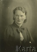 Druga połowa lat 30. do 1941, Kozienice, Polska.
Portret młodej kobiety w białej bluzce i ciemnym żakiecie.
Zdjęcie wykonane w atelier fotograficznym żydowskiego fotografa Chaima Bernemana. Przed wojną zakład mieścił się w Kozienicach na rogu ulic Warszawskiej i Maciejowickiej, przed wybuchem wojny albo już w czasie niemieckiej okupacji  został przeniesiony na ulicę Lubelską 13. Cała kolekcja jest datowana na okres od drugiej połowy lat 30-tych do roku 1941, kiedy Chaim Berneman wraz z rodziną został zesłany do obozu pracy w Wolanowie. Berneman zmarł po ucieczce z obozu.
Fot. Chaim Berneman (Chaim Berman), zbiory Ośrodka KARTA