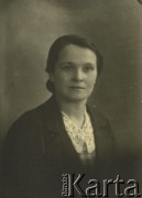 Druga połowa lat 30. do 1941, Kozienice, Polska.
Portret kobiety w bluzce z białym kołnierzykiem i ciemnym żakiecie.
Zdjęcie wykonane w atelier fotograficznym żydowskiego fotografa Chaima Bernemana. Przed wojną zakład mieścił się w Kozienicach na rogu ulic Warszawskiej i Maciejowickiej, przed wybuchem wojny albo już w czasie niemieckiej okupacji  został przeniesiony na ulicę Lubelską 13. Cała kolekcja jest datowana na okres od drugiej połowy lat 30-tych do roku 1941, kiedy Chaim Berneman wraz z rodziną został zesłany do obozu pracy w Wolanowie. Berneman zmarł po ucieczce z obozu.
Fot. Chaim Berneman (Chaim Berman), zbiory Ośrodka KARTA