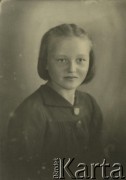 Druga połowa lat 30. do 1941, Kozienice, Polska.
Portret dziewczynki w ciemnej sukience.
Zdjęcie wykonane w atelier fotograficznym żydowskiego fotografa Chaima Bernemana. Przed wojną zakład mieścił się w Kozienicach na rogu ulic Warszawskiej i Maciejowickiej, przed wybuchem wojny albo już w czasie niemieckiej okupacji  został przeniesiony na ulicę Lubelską 13. Cała kolekcja jest datowana na okres od drugiej połowy lat 30-tych do roku 1941, kiedy Chaim Berneman wraz z rodziną został zesłany do obozu pracy w Wolanowie. Berneman zmarł po ucieczce z obozu.
Fot. Chaim Berneman (Chaim Berman), zbiory Ośrodka KARTA