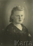 Druga połowa lat 30. do 1941, Kozienice, Polska.
Portret młodej kobiety w ciemnej bluzce.
Zdjęcie wykonane w atelier fotograficznym żydowskiego fotografa Chaima Bernemana. Przed wojną zakład mieścił się w Kozienicach na rogu ulic Warszawskiej i Maciejowickiej, przed wybuchem wojny albo już w czasie niemieckiej okupacji  został przeniesiony na ulicę Lubelską 13. Cała kolekcja jest datowana na okres od drugiej połowy lat 30-tych do roku 1941, kiedy Chaim Berneman wraz z rodziną został zesłany do obozu pracy w Wolanowie. Berneman zmarł po ucieczce z obozu.
Fot. Chaim Berneman (Chaim Berman), zbiory Ośrodka KARTA