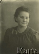Druga połowa lat 30. do 1941, Kozienice, Polska.
Portret dziewczyny w ciemnej bluzce.
Zdjęcie wykonane w atelier fotograficznym żydowskiego fotografa Chaima Bernemana. Przed wojną zakład mieścił się w Kozienicach na rogu ulic Warszawskiej i Maciejowickiej, przed wybuchem wojny albo już w czasie niemieckiej okupacji  został przeniesiony na ulicę Lubelską 13. Cała kolekcja jest datowana na okres od drugiej połowy lat 30-tych do roku 1941, kiedy Chaim Berneman wraz z rodziną został zesłany do obozu pracy w Wolanowie. Berneman zmarł po ucieczce z obozu.
Fot. Chaim Berneman (Chaim Berman), zbiory Ośrodka KARTA