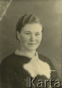 Druga połowa lat 30. do 1941, Kozienice, Polska.
Portret dziewczyny w swetrze i moherowym szaliku.
Zdjęcie wykonane w atelier fotograficznym żydowskiego fotografa Chaima Bernemana. Przed wojną zakład mieścił się w Kozienicach na rogu ulic Warszawskiej i Maciejowickiej, przed wybuchem wojny albo już w czasie niemieckiej okupacji  został przeniesiony na ulicę Lubelską 13. Cała kolekcja jest datowana na okres od drugiej połowy lat 30-tych do roku 1941, kiedy Chaim Berneman wraz z rodziną został zesłany do obozu pracy w Wolanowie. Berneman zmarł po ucieczce z obozu.
Fot. Chaim Berneman (Chaim Berman), zbiory Ośrodka KARTA