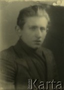 Druga połowa lat 30. do 1941, Kozienice, Polska.
Portret chłopaka w szaliku.
Zdjęcie wykonane w atelier fotograficznym żydowskiego fotografa Chaima Bernemana. Przed wojną zakład mieścił się w Kozienicach na rogu ulic Warszawskiej i Maciejowickiej, przed wybuchem wojny albo już w czasie niemieckiej okupacji  został przeniesiony na ulicę Lubelską 13. Cała kolekcja jest datowana na okres od drugiej połowy lat 30-tych do roku 1941, kiedy Chaim Berneman wraz z rodziną został zesłany do obozu pracy w Wolanowie. Berneman zmarł po ucieczce z obozu.
Fot. Chaim Berneman (Chaim Berman), zbiory Ośrodka KARTA