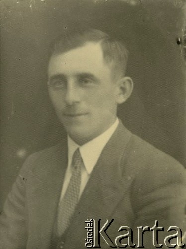 Druga połowa lat 30. do 1941, Kozienice, Polska.
Portret mężczyzny w marynarce, białej koszuli i krawacie.
Zdjęcie wykonane w atelier fotograficznym żydowskiego fotografa Chaima Bernemana. Przed wojną zakład mieścił się w Kozienicach na rogu ulic Warszawskiej i Maciejowickiej, przed wybuchem wojny albo już w czasie niemieckiej okupacji  został przeniesiony na ulicę Lubelską 13. Cała kolekcja jest datowana na okres od drugiej połowy lat 30-tych do roku 1941, kiedy Chaim Berneman wraz z rodziną został zesłany do obozu pracy w Wolanowie. Berneman zmarł po ucieczce z obozu.
Fot. Chaim Berneman (Chaim Berman), zbiory Ośrodka KARTA