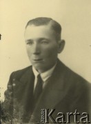 Druga połowa lat 30. do 1941, Kozienice, Polska.
Portret młodego mężczyzny w marynarce, białej koszuli i krawacie.
Zdjęcie wykonane w atelier fotograficznym żydowskiego fotografa Chaima Bernemana. Przed wojną zakład mieścił się w Kozienicach na rogu ulic Warszawskiej i Maciejowickiej, przed wybuchem wojny albo już w czasie niemieckiej okupacji  został przeniesiony na ulicę Lubelską 13. Cała kolekcja jest datowana na okres od drugiej połowy lat 30-tych do roku 1941, kiedy Chaim Berneman wraz z rodziną został zesłany do obozu pracy w Wolanowie. Berneman zmarł po ucieczce z obozu.
Fot. Chaim Berneman (Chaim Berman), zbiory Ośrodka KARTA