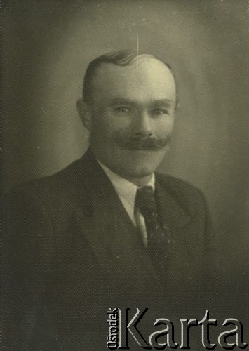Druga połowa lat 30. do 1941, Kozienice, Polska.
Portret mężczyzny w marynarce, białej koszuli i krawacie.
Zdjęcie wykonane w atelier fotograficznym żydowskiego fotografa Chaima Bernemana. Przed wojną zakład mieścił się w Kozienicach na rogu ulic Warszawskiej i Maciejowickiej, przed wybuchem wojny albo już w czasie niemieckiej okupacji  został przeniesiony na ulicę Lubelską 13. Cała kolekcja jest datowana na okres od drugiej połowy lat 30-tych do roku 1941, kiedy Chaim Berneman wraz z rodziną został zesłany do obozu pracy w Wolanowie. Berneman zmarł po ucieczce z obozu.
Fot. Chaim Berneman (Chaim Berman), zbiory Ośrodka KARTA