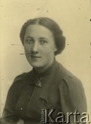 Druga połowa lat 30. do 1941, Kozienice, Polska.
Portret młodej kobiety w ciemnej bluzce.
Zdjęcie wykonane w atelier fotograficznym żydowskiego fotografa Chaima Bernemana. Przed wojną zakład mieścił się w Kozienicach na rogu ulic Warszawskiej i Maciejowickiej, przed wybuchem wojny albo już w czasie niemieckiej okupacji  został przeniesiony na ulicę Lubelską 13. Cała kolekcja jest datowana na okres od drugiej połowy lat 30-tych do roku 1941, kiedy Chaim Berneman wraz z rodziną został zesłany do obozu pracy w Wolanowie. Berneman zmarł po ucieczce z obozu.
Fot. Chaim Berneman (Chaim Berman), zbiory Ośrodka KARTA