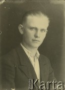Druga połowa lat 30. do 1941, Kozienice, Polska.
Portret chłopaka w marynarce i jasnej koszuli.
Zdjęcie wykonane w atelier fotograficznym żydowskiego fotografa Chaima Bernemana. Przed wojną zakład mieścił się w Kozienicach na rogu ulic Warszawskiej i Maciejowickiej, przed wybuchem wojny albo już w czasie niemieckiej okupacji  został przeniesiony na ulicę Lubelską 13. Cała kolekcja jest datowana na okres od drugiej połowy lat 30-tych do roku 1941, kiedy Chaim Berneman wraz z rodziną został zesłany do obozu pracy w Wolanowie. Berneman zmarł po ucieczce z obozu.
Fot. Chaim Berneman (Chaim Berman), zbiory Ośrodka KARTA
