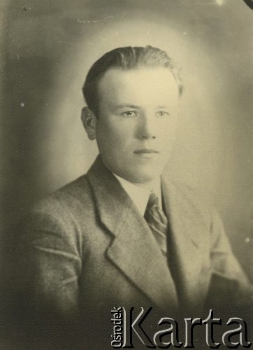 Druga połowa lat 30. do 1941, Kozienice, Polska.
Portret chłopaka w marynarce, białej koszuli i krawacie.
Zdjęcie wykonane w atelier fotograficznym żydowskiego fotografa Chaima Bernemana. Przed wojną zakład mieścił się w Kozienicach na rogu ulic Warszawskiej i Maciejowickiej, przed wybuchem wojny albo już w czasie niemieckiej okupacji  został przeniesiony na ulicę Lubelską 13. Cała kolekcja jest datowana na okres od drugiej połowy lat 30-tych do roku 1941, kiedy Chaim Berneman wraz z rodziną został zesłany do obozu pracy w Wolanowie. Berneman zmarł po ucieczce z obozu.
Fot. Chaim Berneman (Chaim Berman), zbiory Ośrodka KARTA