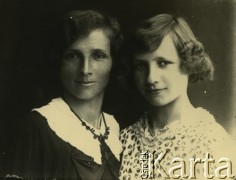 Druga połowa lat 30. do 1941, Kozienice, Polska.
Portret kobiety i dziewczynki, prawdopodobnie to matka z córką.
Zdjęcie wykonane w atelier fotograficznym żydowskiego fotografa Chaima Bernemana. Przed wojną zakład mieścił się w Kozienicach na rogu ulic Warszawskiej i Maciejowickiej, przed wybuchem wojny albo już w czasie niemieckiej okupacji  został przeniesiony na ulicę Lubelską 13. Cała kolekcja jest datowana na okres od drugiej połowy lat 30-tych do roku 1941, kiedy Chaim Berneman wraz z rodziną został zesłany do obozu pracy w Wolanowie. Berneman zmarł po ucieczce z obozu.
Fot. Chaim Berneman (Chaim Berman), zbiory Ośrodka KARTA