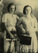 Druga połowa lat 30. do 1941, Kozienice, Polska.
Portret dwóch kobiet z torebkami.
Zdjęcie wykonane w atelier fotograficznym żydowskiego fotografa Chaima Bernemana. Przed wojną zakład mieścił się w Kozienicach na rogu ulic Warszawskiej i Maciejowickiej, przed wybuchem wojny albo już w czasie niemieckiej okupacji  został przeniesiony na ulicę Lubelską 13. Cała kolekcja jest datowana na okres od drugiej połowy lat 30-tych do roku 1941, kiedy Chaim Berneman wraz z rodziną został zesłany do obozu pracy w Wolanowie. Berneman zmarł po ucieczce z obozu.
Fot. Chaim Berneman (Chaim Berman), zbiory Ośrodka KARTA