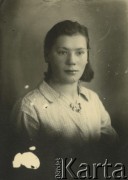 Druga połowa lat 30. do 1941, Kozienice, Polska.
Portret młodej kobiety w jasnej bluzce.
Zdjęcie wykonane w atelier fotograficznym żydowskiego fotografa Chaima Bernemana. Przed wojną zakład mieścił się w Kozienicach na rogu ulic Warszawskiej i Maciejowickiej, przed wybuchem wojny albo już w czasie niemieckiej okupacji  został przeniesiony na ulicę Lubelską 13. Cała kolekcja jest datowana na okres od drugiej połowy lat 30-tych do roku 1941, kiedy Chaim Berneman wraz z rodziną został zesłany do obozu pracy w Wolanowie. Berneman zmarł po ucieczce z obozu.
Fot. Chaim Berneman (Chaim Berman), zbiory Ośrodka KARTA