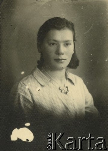 Druga połowa lat 30. do 1941, Kozienice, Polska.
Portret młodej kobiety w jasnej bluzce.
Zdjęcie wykonane w atelier fotograficznym żydowskiego fotografa Chaima Bernemana. Przed wojną zakład mieścił się w Kozienicach na rogu ulic Warszawskiej i Maciejowickiej, przed wybuchem wojny albo już w czasie niemieckiej okupacji  został przeniesiony na ulicę Lubelską 13. Cała kolekcja jest datowana na okres od drugiej połowy lat 30-tych do roku 1941, kiedy Chaim Berneman wraz z rodziną został zesłany do obozu pracy w Wolanowie. Berneman zmarł po ucieczce z obozu.
Fot. Chaim Berneman (Chaim Berman), zbiory Ośrodka KARTA