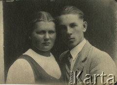 Druga połowa lat 30. do 1941, Kozienice, Polska.
Portret dziewczyny w białej bluzce i chłopaka w marynarce i krawacie.
Zdjęcie wykonane w atelier fotograficznym żydowskiego fotografa Chaima Bernemana. Przed wojną zakład mieścił się w Kozienicach na rogu ulic Warszawskiej i Maciejowickiej, przed wybuchem wojny albo już w czasie niemieckiej okupacji  został przeniesiony na ulicę Lubelską 13. Cała kolekcja jest datowana na okres od drugiej połowy lat 30-tych do roku 1941, kiedy Chaim Berneman wraz z rodziną został zesłany do obozu pracy w Wolanowie. Berneman zmarł po ucieczce z obozu.
Fot. Chaim Berneman (Chaim Berman), zbiory Ośrodka KARTA