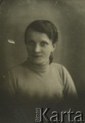 Druga połowa lat 30. do 1941, Kozienice, Polska.
Portret kobiety w swetrze.
Zdjęcie wykonane w atelier fotograficznym żydowskiego fotografa Chaima Bernemana. Przed wojną zakład mieścił się w Kozienicach na rogu ulic Warszawskiej i Maciejowickiej, przed wybuchem wojny albo już w czasie niemieckiej okupacji  został przeniesiony na ulicę Lubelską 13. Cała kolekcja jest datowana na okres od drugiej połowy lat 30-tych do roku 1941, kiedy Chaim Berneman wraz z rodziną został zesłany do obozu pracy w Wolanowie. Berneman zmarł po ucieczce z obozu.
Fot. Chaim Berneman (Chaim Berman), zbiory Ośrodka KARTA
