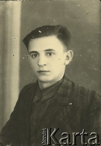 Druga połowa lat 30. do 1941, Kozienice, Polska.
Portret chłopaka w marynarce.
Zdjęcie wykonane w atelier fotograficznym żydowskiego fotografa Chaima Bernemana. Przed wojną zakład mieścił się w Kozienicach na rogu ulic Warszawskiej i Maciejowickiej, przed wybuchem wojny albo już w czasie niemieckiej okupacji  został przeniesiony na ulicę Lubelską 13. Cała kolekcja jest datowana na okres od drugiej połowy lat 30-tych do roku 1941, kiedy Chaim Berneman wraz z rodziną został zesłany do obozu pracy w Wolanowie. Berneman zmarł po ucieczce z obozu.
Fot. Chaim Berneman (Chaim Berman), zbiory Ośrodka KARTA