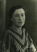 Druga połowa lat 30. do 1941, Kozienice, Polska.
Portret kobiety w sukience w pasy.
Zdjęcie wykonane w atelier fotograficznym żydowskiego fotografa Chaima Bernemana. Przed wojną zakład mieścił się w Kozienicach na rogu ulic Warszawskiej i Maciejowickiej, przed wybuchem wojny albo już w czasie niemieckiej okupacji  został przeniesiony na ulicę Lubelską 13. Cała kolekcja jest datowana na okres od drugiej połowy lat 30-tych do roku 1941, kiedy Chaim Berneman wraz z rodziną został zesłany do obozu pracy w Wolanowie. Berneman zmarł po ucieczce z obozu.
Fot. Chaim Berneman (Chaim Berman), zbiory Ośrodka KARTA