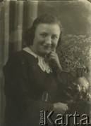 Druga połowa lat 30. do 1941, Kozienice, Polska.
Portret młodej kobiety.
Zdjęcie wykonane w atelier fotograficznym żydowskiego fotografa Chaima Bernemana. Przed wojną zakład mieścił się w Kozienicach na rogu ulic Warszawskiej i Maciejowickiej, przed wybuchem wojny albo już w czasie niemieckiej okupacji  został przeniesiony na ulicę Lubelską 13. Cała kolekcja jest datowana na okres od drugiej połowy lat 30-tych do roku 1941, kiedy Chaim Berneman wraz z rodziną został zesłany do obozu pracy w Wolanowie. Berneman zmarł po ucieczce z obozu.
Fot. Chaim Berneman (Chaim Berman), zbiory Ośrodka KARTA