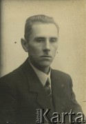Druga połowa lat 30. do 1941, Kozienice, Polska.
Portret mężczyzny w marynarce, jasnej koszuli i krawacie.
Zdjęcie wykonane w atelier fotograficznym żydowskiego fotografa Chaima Bernemana. Przed wojną zakład mieścił się w Kozienicach na rogu ulic Warszawskiej i Maciejowickiej, przed wybuchem wojny albo już w czasie niemieckiej okupacji  został przeniesiony na ulicę Lubelską 13. Cała kolekcja jest datowana na okres od drugiej połowy lat 30-tych do roku 1941, kiedy Chaim Berneman wraz z rodziną został zesłany do obozu pracy w Wolanowie. Berneman zmarł po ucieczce z obozu.
Fot. Chaim Berneman (Chaim Berman), zbiory Ośrodka KARTA