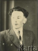 Druga połowa lat 30. do 1941, Kozienice, Polska.
Portret chłopaka w marynarce, jasnej koszuli i krawacie.
Zdjęcie wykonane w atelier fotograficznym żydowskiego fotografa Chaima Bernemana. Przed wojną zakład mieścił się w Kozienicach na rogu ulic Warszawskiej i Maciejowickiej, przed wybuchem wojny albo już w czasie niemieckiej okupacji  został przeniesiony na ulicę Lubelską 13. Cała kolekcja jest datowana na okres od drugiej połowy lat 30-tych do roku 1941, kiedy Chaim Berneman wraz z rodziną został zesłany do obozu pracy w Wolanowie. Berneman zmarł po ucieczce z obozu.
Fot. Chaim Berneman (Chaim Berman), zbiory Ośrodka KARTA