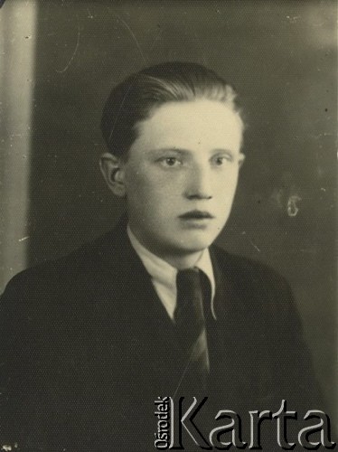 Druga połowa lat 30. do 1941, Kozienice, Polska.
Portret chłopaka w marynarce, jasnej koszuli i krawacie.
Zdjęcie wykonane w atelier fotograficznym żydowskiego fotografa Chaima Bernemana. Przed wojną zakład mieścił się w Kozienicach na rogu ulic Warszawskiej i Maciejowickiej, przed wybuchem wojny albo już w czasie niemieckiej okupacji  został przeniesiony na ulicę Lubelską 13. Cała kolekcja jest datowana na okres od drugiej połowy lat 30-tych do roku 1941, kiedy Chaim Berneman wraz z rodziną został zesłany do obozu pracy w Wolanowie. Berneman zmarł po ucieczce z obozu.
Fot. Chaim Berneman (Chaim Berman), zbiory Ośrodka KARTA