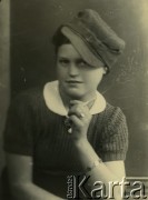 Druga połowa lat 30. do 1941, Kozienice, Polska.
Portret dziewczyny w czapce.
Zdjęcie wykonane w atelier fotograficznym żydowskiego fotografa Chaima Bernemana. Przed wojną zakład mieścił się w Kozienicach na rogu ulic Warszawskiej i Maciejowickiej, przed wybuchem wojny albo już w czasie niemieckiej okupacji  został przeniesiony na ulicę Lubelską 13. Cała kolekcja jest datowana na okres od drugiej połowy lat 30-tych do roku 1941, kiedy Chaim Berneman wraz z rodziną został zesłany do obozu pracy w Wolanowie. Berneman zmarł po ucieczce z obozu.
Fot. Chaim Berneman (Chaim Berman), zbiory Ośrodka KARTA