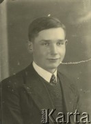 Druga połowa lat 30. do 1941, Kozienice, Polska.
Portret chłopaka w marynarce, jasnej koszuli i krawacie.
Zdjęcie wykonane w atelier fotograficznym żydowskiego fotografa Chaima Bernemana. Przed wojną zakład mieścił się w Kozienicach na rogu ulic Warszawskiej i Maciejowickiej, przed wybuchem wojny albo już w czasie niemieckiej okupacji  został przeniesiony na ulicę Lubelską 13. Cała kolekcja jest datowana na okres od drugiej połowy lat 30-tych do roku 1941, kiedy Chaim Berneman wraz z rodziną został zesłany do obozu pracy w Wolanowie. Berneman zmarł po ucieczce z obozu.
Fot. Chaim Berneman (Chaim Berman), zbiory Ośrodka KARTA