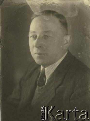 Druga połowa lat 30. do 1941, Kozienice, Polska.
Portret mężczyzny w marynarce, jasnej koszuli i krawacie.
Zdjęcie wykonane w atelier fotograficznym żydowskiego fotografa Chaima Bernemana. Przed wojną zakład mieścił się w Kozienicach na rogu ulic Warszawskiej i Maciejowickiej, przed wybuchem wojny albo już w czasie niemieckiej okupacji  został przeniesiony na ulicę Lubelską 13. Cała kolekcja jest datowana na okres od drugiej połowy lat 30-tych do roku 1941, kiedy Chaim Berneman wraz z rodziną został zesłany do obozu pracy w Wolanowie. Berneman zmarł po ucieczce z obozu.
Fot. Chaim Berneman (Chaim Berman), zbiory Ośrodka KARTA