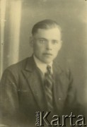 Druga połowa lat 30. do 1941, Kozienice, Polska.
Portret chłopaka w marynarce, jasnej koszuli i krawacie.
Zdjęcie wykonane w atelier fotograficznym żydowskiego fotografa Chaima Bernemana. Przed wojną zakład mieścił się w Kozienicach na rogu ulic Warszawskiej i Maciejowickiej, przed wybuchem wojny albo już w czasie niemieckiej okupacji  został przeniesiony na ulicę Lubelską 13. Cała kolekcja jest datowana na okres od drugiej połowy lat 30-tych do roku 1941, kiedy Chaim Berneman wraz z rodziną został zesłany do obozu pracy w Wolanowie. Berneman zmarł po ucieczce z obozu.
Fot. Chaim Berneman (Chaim Berman), zbiory Ośrodka KARTA
