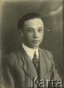 Druga połowa lat 30. do 1941, Kozienice, Polska.
Portret chłopaka w marynarce, jasnej koszuli i krawacie.
Zdjęcie wykonane w atelier fotograficznym żydowskiego fotografa Chaima Bernemana. Przed wojną zakład mieścił się w Kozienicach na rogu ulic Warszawskiej i Maciejowickiej, przed wybuchem wojny albo już w czasie niemieckiej okupacji  został przeniesiony na ulicę Lubelską 13. Cała kolekcja jest datowana na okres od drugiej połowy lat 30-tych do roku 1941, kiedy Chaim Berneman wraz z rodziną został zesłany do obozu pracy w Wolanowie. Berneman zmarł po ucieczce z obozu.
Fot. Chaim Berneman (Chaim Berman), zbiory Ośrodka KARTA