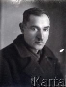 Druga połowa lat 30. do 1941, Kozienice, Polska.
Portret mężczyzny.
Zdjęcie wykonane w atelier fotograficznym żydowskiego fotografa Chaima Bernemana. Przed wojną zakład mieścił się w Kozienicach na rogu ulic Warszawskiej i Maciejowickiej, przed wybuchem wojny albo już w czasie niemieckiej okupacji  został przeniesiony na ulicę Lubelską 13. Cała kolekcja jest datowana na okres od drugiej połowy lat 30-tych do roku 1941, kiedy Chaim Berneman wraz z rodziną został zesłany do obozu pracy w Wolanowie. Berneman zmarł po ucieczce z obozu.
Fot. Chaim Berneman (Chaim Berman), zbiory Ośrodka KARTA