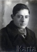 Druga połowa lat 30. do 1941, Kozienice, Polska.
Portret chłopaka.
Zdjęcie wykonane w atelier fotograficznym żydowskiego fotografa Chaima Bernemana. Przed wojną zakład mieścił się w Kozienicach na rogu ulic Warszawskiej i Maciejowickiej, przed wybuchem wojny albo już w czasie niemieckiej okupacji  został przeniesiony na ulicę Lubelską 13. Cała kolekcja jest datowana na okres od drugiej połowy lat 30-tych do roku 1941, kiedy Chaim Berneman wraz z rodziną został zesłany do obozu pracy w Wolanowie. Berneman zmarł po ucieczce z obozu.
Fot. Chaim Berneman (Chaim Berman), zbiory Ośrodka KARTA