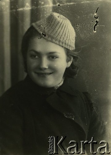Druga połowa lat 30. do 1941, Kozienice, Polska.
Portret dziewczyny w płaszczu i czapce.
Zdjęcie wykonane w atelier fotograficznym żydowskiego fotografa Chaima Bernemana. Przed wojną zakład mieścił się w Kozienicach na rogu ulic Warszawskiej i Maciejowickiej, przed wybuchem wojny albo już w czasie niemieckiej okupacji  został przeniesiony na ulicę Lubelską 13. Cała kolekcja jest datowana na okres od drugiej połowy lat 30-tych do roku 1941, kiedy Chaim Berneman wraz z rodziną został zesłany do obozu pracy w Wolanowie. Berneman zmarł po ucieczce z obozu.
Fot. Chaim Berneman (Chaim Berman), zbiory Ośrodka KARTA