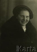 Druga połowa lat 30. do 1941, Kozienice, Polska.
Portret kobiety w palcie z futrzanym kołnierzem i kapeluszu.
Zdjęcie wykonane w atelier fotograficznym żydowskiego fotografa Chaima Bernemana. Przed wojną zakład mieścił się w Kozienicach na rogu ulic Warszawskiej i Maciejowickiej, przed wybuchem wojny albo już w czasie niemieckiej okupacji  został przeniesiony na ulicę Lubelską 13. Cała kolekcja jest datowana na okres od drugiej połowy lat 30-tych do roku 1941, kiedy Chaim Berneman wraz z rodziną został zesłany do obozu pracy w Wolanowie. Berneman zmarł po ucieczce z obozu.
Fot. Chaim Berneman (Chaim Berman), zbiory Ośrodka KARTA