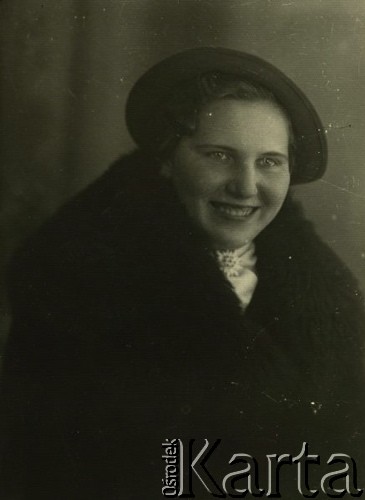 Druga połowa lat 30. do 1941, Kozienice, Polska.
Portret kobiety w palcie z futrzanym kołnierzem i kapeluszu.
Zdjęcie wykonane w atelier fotograficznym żydowskiego fotografa Chaima Bernemana. Przed wojną zakład mieścił się w Kozienicach na rogu ulic Warszawskiej i Maciejowickiej, przed wybuchem wojny albo już w czasie niemieckiej okupacji  został przeniesiony na ulicę Lubelską 13. Cała kolekcja jest datowana na okres od drugiej połowy lat 30-tych do roku 1941, kiedy Chaim Berneman wraz z rodziną został zesłany do obozu pracy w Wolanowie. Berneman zmarł po ucieczce z obozu.
Fot. Chaim Berneman (Chaim Berman), zbiory Ośrodka KARTA