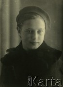 Druga połowa lat 30. do 1941, Kozienice, Polska.
Portret dziewczyny w płaszczu z futrzanym kołnierzem i berecie.
Zdjęcie wykonane w atelier fotograficznym żydowskiego fotografa Chaima Bernemana. Przed wojną zakład mieścił się w Kozienicach na rogu ulic Warszawskiej i Maciejowickiej, przed wybuchem wojny albo już w czasie niemieckiej okupacji  został przeniesiony na ulicę Lubelską 13. Cała kolekcja jest datowana na okres od drugiej połowy lat 30-tych do roku 1941, kiedy Chaim Berneman wraz z rodziną został zesłany do obozu pracy w Wolanowie. Berneman zmarł po ucieczce z obozu.
Fot. Chaim Berneman (Chaim Berman), zbiory Ośrodka KARTA