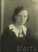 Druga połowa lat 30. do 1941, Kozienice, Polska.
Portret dziewczyny w ciemnej bluzce z białym kołnierzykiem.
Zdjęcie wykonane w atelier fotograficznym żydowskiego fotografa Chaima Bernemana. Przed wojną zakład mieścił się w Kozienicach na rogu ulic Warszawskiej i Maciejowickiej, przed wybuchem wojny albo już w czasie niemieckiej okupacji  został przeniesiony na ulicę Lubelską 13. Cała kolekcja jest datowana na okres od drugiej połowy lat 30-tych do roku 1941, kiedy Chaim Berneman wraz z rodziną został zesłany do obozu pracy w Wolanowie. Berneman zmarł po ucieczce z obozu.
Fot. Chaim Berneman (Chaim Berman), zbiory Ośrodka KARTA