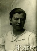 Druga połowa lat 30. do 1941, Kozienice, Polska.
Portret młodej kobiety w białej bluzce.
Zdjęcie wykonane w atelier fotograficznym żydowskiego fotografa Chaima Bernemana. Przed wojną zakład mieścił się w Kozienicach na rogu ulic Warszawskiej i Maciejowickiej, przed wybuchem wojny albo już w czasie niemieckiej okupacji  został przeniesiony na ulicę Lubelską 13. Cała kolekcja jest datowana na okres od drugiej połowy lat 30-tych do roku 1941, kiedy Chaim Berneman wraz z rodziną został zesłany do obozu pracy w Wolanowie. Berneman zmarł po ucieczce z obozu.
Fot. Chaim Berneman (Chaim Berman), zbiory Ośrodka KARTA