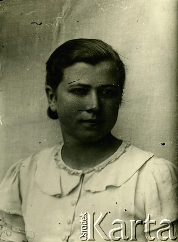 Druga połowa lat 30. do 1941, Kozienice, Polska.
Portret młodej kobiety w białej bluzce.
Zdjęcie wykonane w atelier fotograficznym żydowskiego fotografa Chaima Bernemana. Przed wojną zakład mieścił się w Kozienicach na rogu ulic Warszawskiej i Maciejowickiej, przed wybuchem wojny albo już w czasie niemieckiej okupacji  został przeniesiony na ulicę Lubelską 13. Cała kolekcja jest datowana na okres od drugiej połowy lat 30-tych do roku 1941, kiedy Chaim Berneman wraz z rodziną został zesłany do obozu pracy w Wolanowie. Berneman zmarł po ucieczce z obozu.
Fot. Chaim Berneman (Chaim Berman), zbiory Ośrodka KARTA