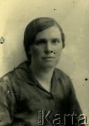 Druga połowa lat 30. do 1941, Kozienice, Polska.
Portret młodej kobiety w ciemnej bluzce.
Zdjęcie wykonane w atelier fotograficznym żydowskiego fotografa Chaima Bernemana. Przed wojną zakład mieścił się w Kozienicach na rogu ulic Warszawskiej i Maciejowickiej, przed wybuchem wojny albo już w czasie niemieckiej okupacji  został przeniesiony na ulicę Lubelską 13. Cała kolekcja jest datowana na okres od drugiej połowy lat 30-tych do roku 1941, kiedy Chaim Berneman wraz z rodziną został zesłany do obozu pracy w Wolanowie. Berneman zmarł po ucieczce z obozu.
Fot. Chaim Berneman (Chaim Berman), zbiory Ośrodka KARTA