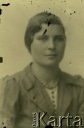 Druga połowa lat 30. do 1941, Kozienice, Polska.
Portret młodej kobiety w białej bluzce i żakiecie.
Zdjęcie wykonane w atelier fotograficznym żydowskiego fotografa Chaima Bernemana. Przed wojną zakład mieścił się w Kozienicach na rogu ulic Warszawskiej i Maciejowickiej, przed wybuchem wojny albo już w czasie niemieckiej okupacji  został przeniesiony na ulicę Lubelską 13. Cała kolekcja jest datowana na okres od drugiej połowy lat 30-tych do roku 1941, kiedy Chaim Berneman wraz z rodziną został zesłany do obozu pracy w Wolanowie. Berneman zmarł po ucieczce z obozu.
Fot. Chaim Berneman (Chaim Berman), zbiory Ośrodka KARTA