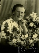 Druga połowa lat 30. do 1941, Kozienice, Polska.
Portret młodej kobiety z girlandą kwiatów.
Zdjęcie wykonane w atelier fotograficznym żydowskiego fotografa Chaima Bernemana. Przed wojną zakład mieścił się w Kozienicach na rogu ulic Warszawskiej i Maciejowickiej, przed wybuchem wojny albo już w czasie niemieckiej okupacji  został przeniesiony na ulicę Lubelską 13. Cała kolekcja jest datowana na okres od drugiej połowy lat 30-tych do roku 1941, kiedy Chaim Berneman wraz z rodziną został zesłany do obozu pracy w Wolanowie. Berneman zmarł po ucieczce z obozu.
Fot. Chaim Berneman (Chaim Berman), zbiory Ośrodka KARTA