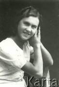 Druga połowa lat 30. do 1941, Kozienice, Polska.
Portret młodej kobiety w białej bluzce.
Zdjęcie wykonane w atelier fotograficznym żydowskiego fotografa Chaima Bernemana. Przed wojną zakład mieścił się w Kozienicach na rogu ulic Warszawskiej i Maciejowickiej, przed wybuchem wojny albo już w czasie niemieckiej okupacji  został przeniesiony na ulicę Lubelską 13. Cała kolekcja jest datowana na okres od drugiej połowy lat 30-tych do roku 1941, kiedy Chaim Berneman wraz z rodziną został zesłany do obozu pracy w Wolanowie. Berneman zmarł po ucieczce z obozu.
Fot. Chaim Berneman (Chaim Berman), zbiory Ośrodka KARTA